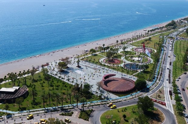 Antalya Büyükşehir Belediyesi, Hülya Koçyiğit’in damadına 28 yıllığına kiralanan sahilde 15 milyon liralık zarar tespit edince sözleşmeyi iptal etti