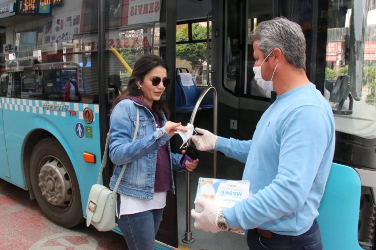 Antalya Büyüküşehir Belediyesi ücretsiz maske dağıtımına başladı