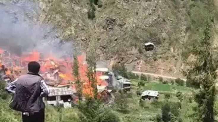 Artvin'de onlarca köy evi yanıyor