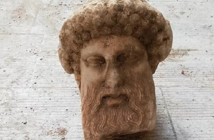 Atina’da kanalizasyon çalışması sırasında 2 bin 300 yıllık Hermes büstü bulundu