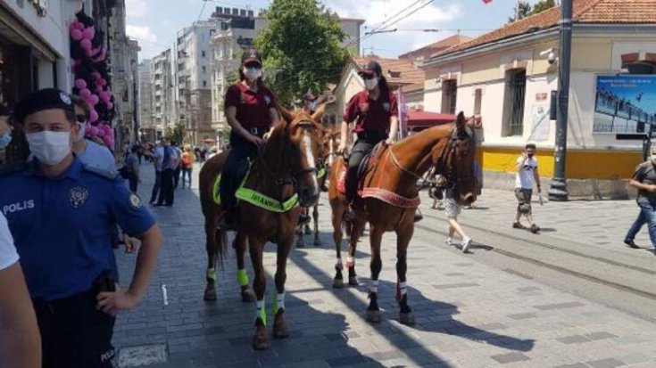 Atlı polislerden Taksim'de denetim