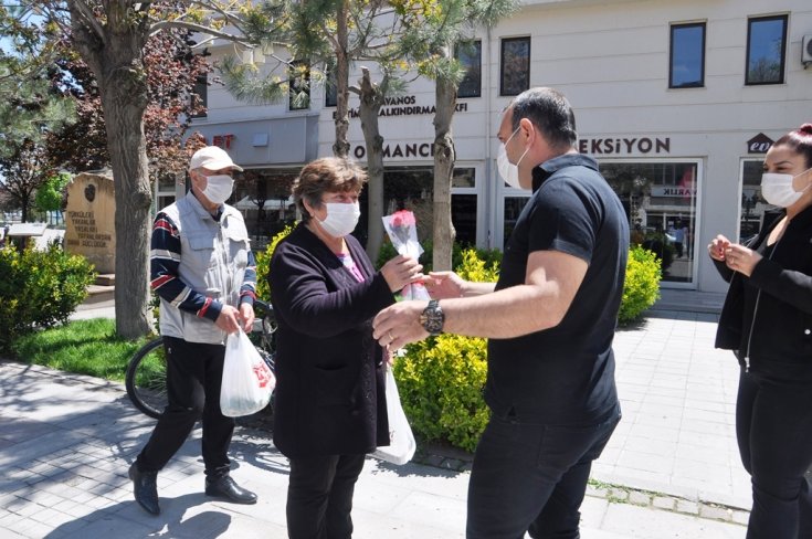 Avanos Belediye Başkanı İbaş'tan annelere karanfil