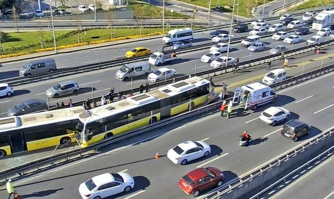 Avcılar'da iki metrobüs kafa kafaya çarpıştı - istanbulgercegi.com