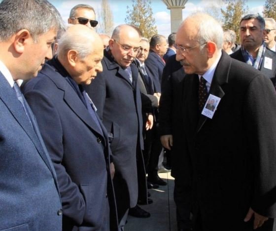 Şehit cenazesine katılan Bahçeli, Kılıçdaroğlu ile tokalaşmamak için elini cebinden çıkarmadı