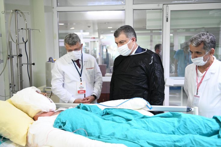 Bakan Koca'dan Lütfü Kırdar Şehir Hastanesi'nde tedavi gören yurttaşlara ziyaret