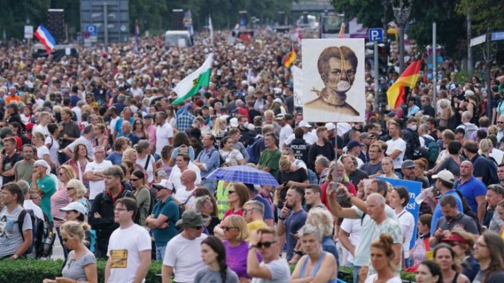Berlin'de koronavirüs önlemlerine karşı düzenlenen protestoya binlerce kişi katıldı