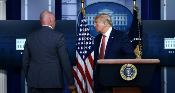Beyaz Saray dışında silahlı bir kişi vuruldu, Trump basın toplantısı sırasında güvenlik tarafından salondan çıkarıldı