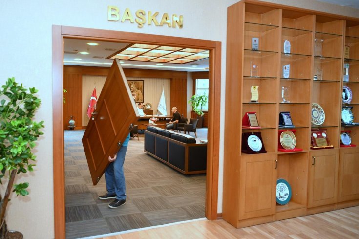 Beylikdüzü Belediye Başkanı, makam odasının kapısını söktürdü