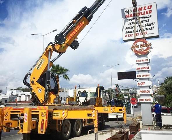 Bodrum'da totem ve tabela kirliliği ile mücadele devam ediyor