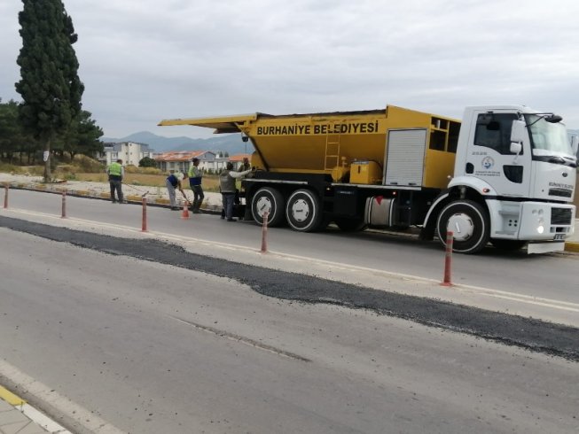 Burhaniye Belediyesi Doğalgaz çalışması biten Ören sokaklarını asfaltlıyor