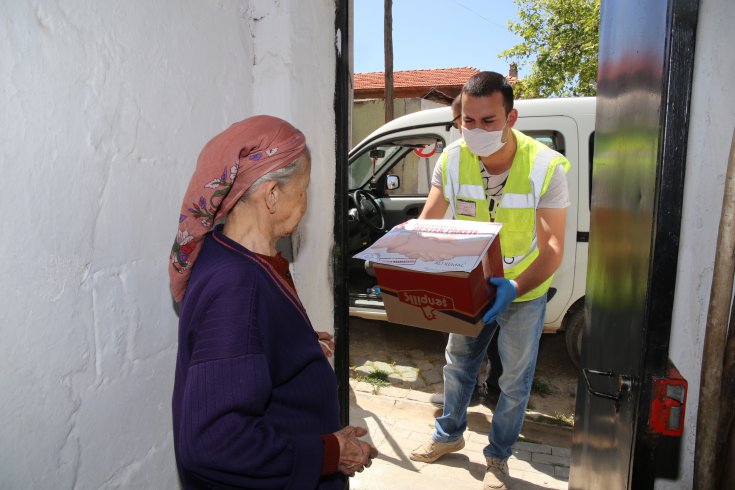 Burhaniye Belediyesi'nden yurttaşlara erzak desteği