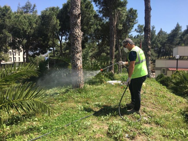 Burhaniye'de sokağa çıkan çocuklar için parklar dezenfekte edildi