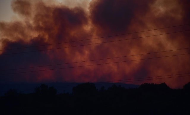 Çeşme'de yangın: 4 bin kişi tahliye edildi