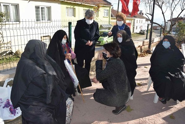 CHP Bursa İl Kadın Kollarından 25 Kasım Kadına Karşı Şiddetle Mücadele Gününde, madenci Lübnan şirketinin doğa katliamına karşı mücadele eden Yenişehir'in Kirazlıyayla Köyü kadınlarına dayanışma ziyareti