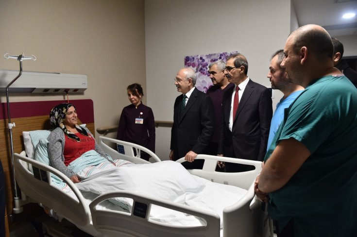 CHP Lideri Kılıçdaroğlu, Elazığ depreminde yaralananları ve hayatını kaybedenlerin ailelerini ziyaret etti