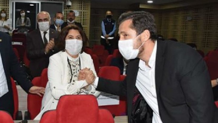 CHP'nin çoğunluk olduğu Menemen Belediyesi meclisi yeni başkan vekili CHP'li Deniz Karakurt'u 4. tur sonu kura ile seçti