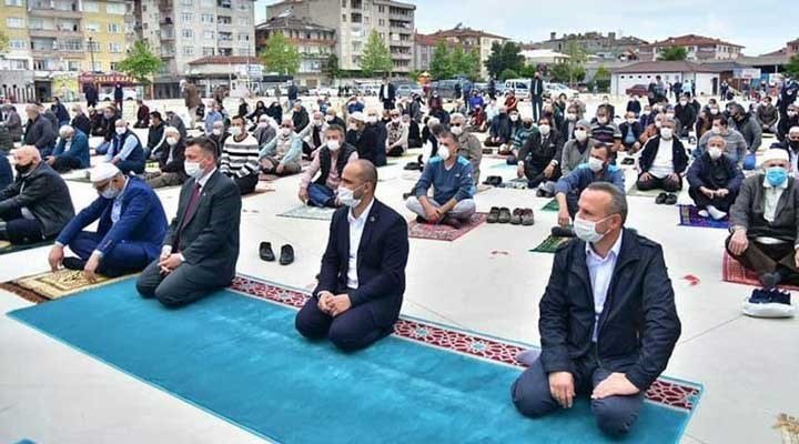 Cuma namazında AKP’lilere halı seren müftü, İstanbul’a tayin edildi