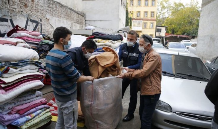 Depremzedelerin battaniyeleri işportadan toplandı