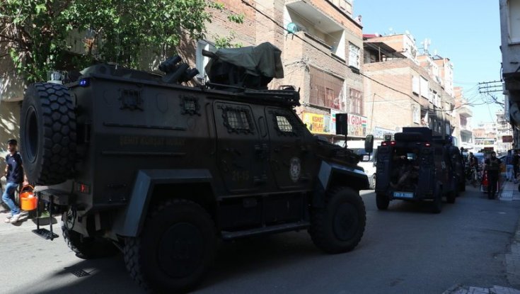 Diyarbakır'da bir polis 'dur' ihtarına uymayan kişinin ateş açması sonucu hayatını kaybetti