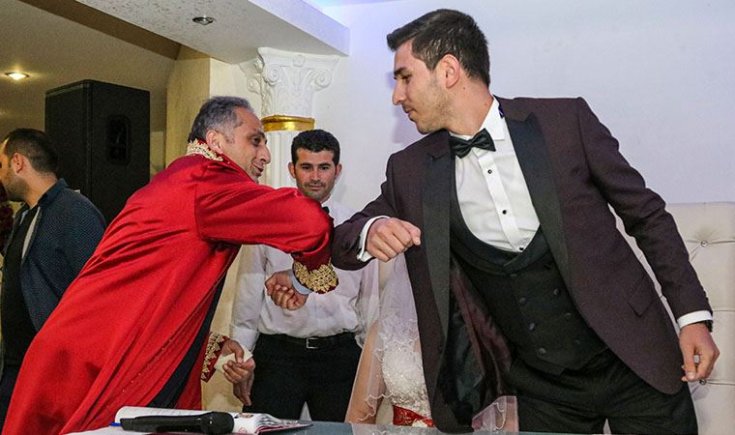 Düğünde önce önlem alıp tokalaşmadılar, sonra el ele halay çektiler Düğünde önce önlem alıp tokalaşmadılar, sonra el ele halay çektiler