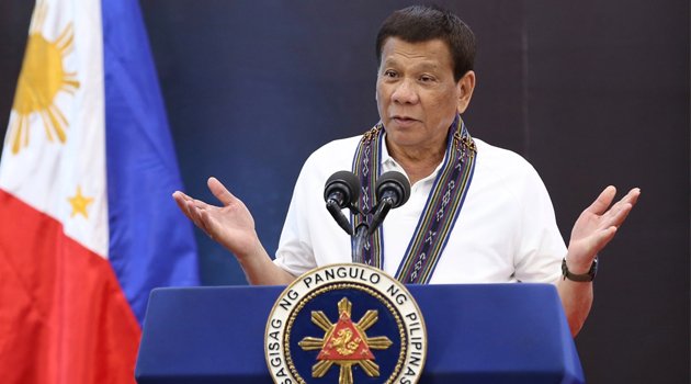 Duterte: Şaka yapmıyorum, maskelerinizi benzinle dezenfekte edin