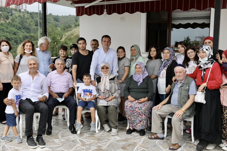 Ekrem İmamoğlu, Kurban Bayramı için gittiği Trabzon'da akrabalarıyla bir araya geldi