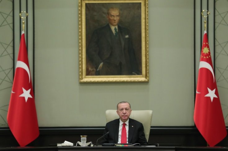 Erdoğan; hafta içi her gün gece saat 21.00 ile sabah 05.00 arasında genel sokağa çıkma sınırlaması ayrıca hafta sonları Cuma akşamı 21.00'den Pazartesi sabahı saat 05.00'e kadar kesintisiz devam edecek