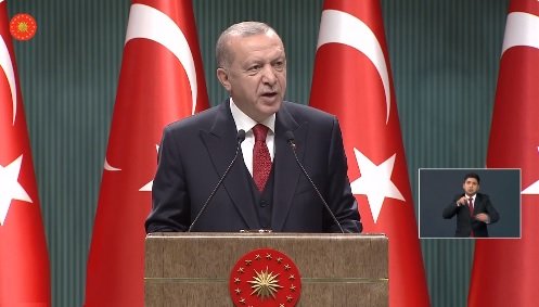 Erdoğan; Hizmete sunduğumuz her baraj, sulama ve enerji altyapımızı bir adım daha öteye taşıyor. İhracatçılarımız her zamanki gibi destan yazmaya devam ediyor. Turizm ve ticarette kayıplarımızın en azından bir bölümünü telafi ettik