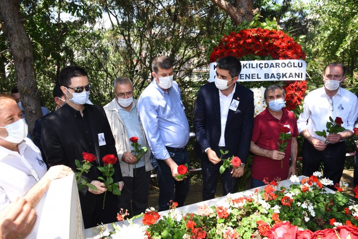 Eski Bakan Mehmet Moğultay mezarı başında anıldı