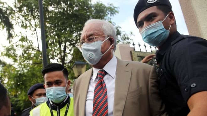 Eski Malezya Başbakanı, zimmetine milyonlarca dolar geçirmekten suçlu bulundu