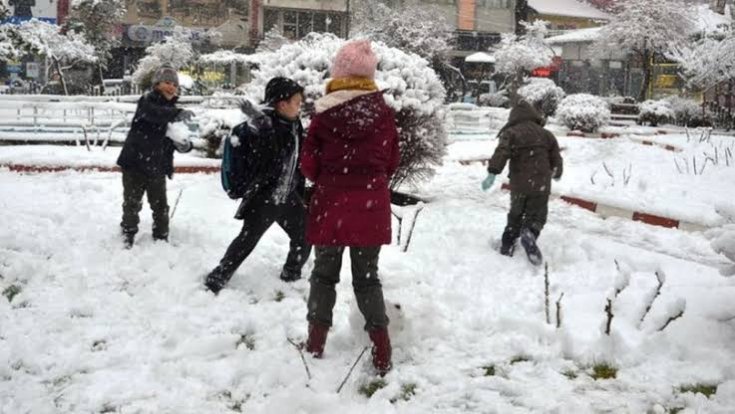 Eskişehir'de yoğun kar yağışı nedeniyle eğitime 1 gün ara verildi