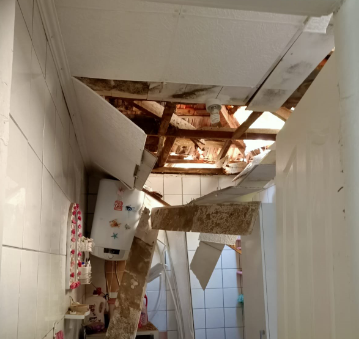 Evi hasar gören aileye İzmir Büyükşehir Belediyesi'nden yardım eli