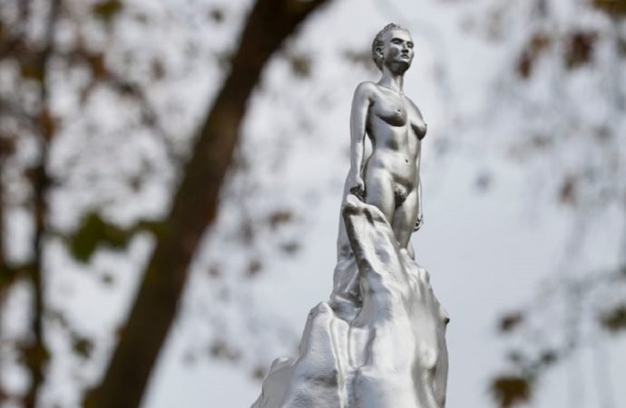 Feminist yazar Mary Wollstonecraft’ın anısına yapılan çıplak heykel tartışma yarattı
