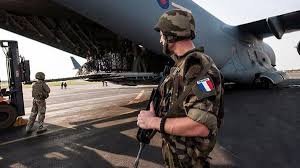 Fransa'da 600 askerin testi pozitif çıktı