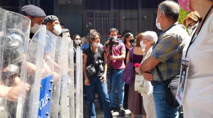 Galatasaray Meydanı'na gitmek isteyen Cumartesi Annleri'ne polis engeli