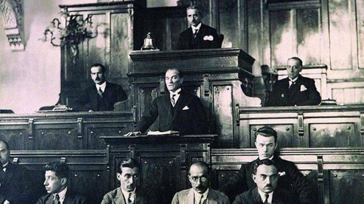 Gazi Mustafa Kemal; 'Efendiler, yarın cumhuriyeti ilan edeceğiz!'