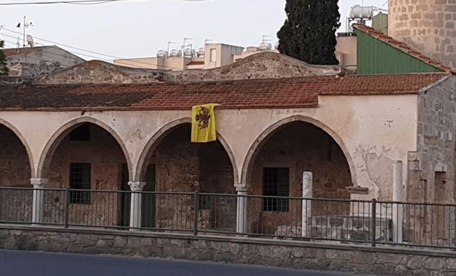 Güney Kıbrıs’ta bulunan Tuzla Camisi’nin duvarına Bizans bayrağı astılar