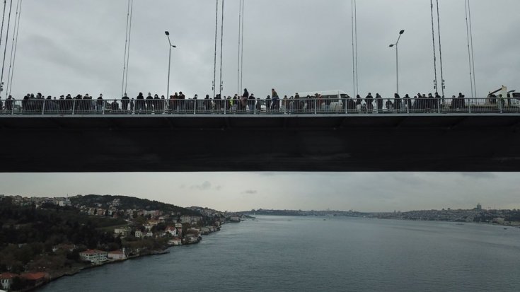 Hakları gasp edilen işçiler köprüye çıktı
