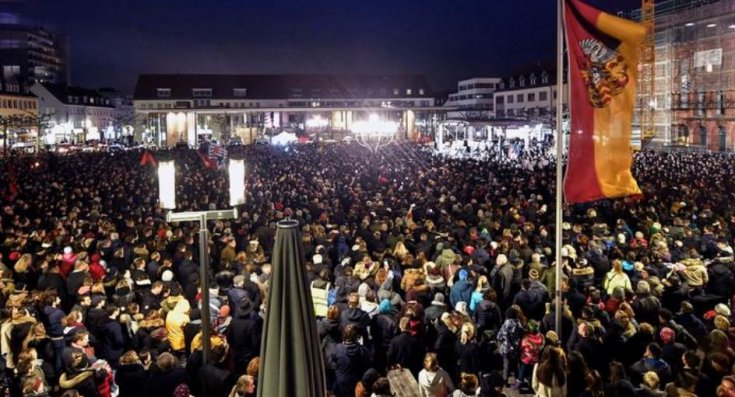 Hanau'da öldürülen 9 kişi için binlerce kişinin katılımıyla anma töreni düzenlendi