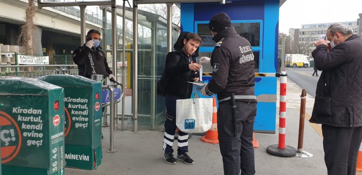 İBB toplu ulaşım araçlarında ücretsiz maske dağıtımına başladı