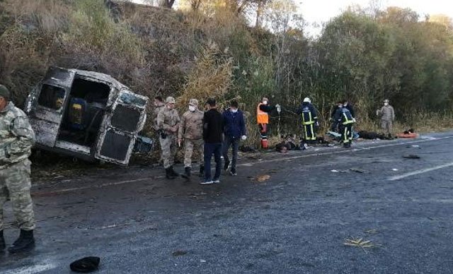 İçinde 33 kaçak göçmenin bulunduğu minibüs kaza yaptı: 2 kişi hayatını kaybetti