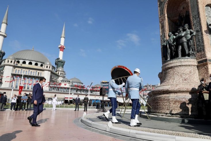 İmamoğlu, Taksim'deki Cumhuriyet Anıtı'na çelenk bıraktı