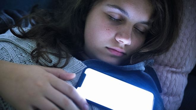 İngiltere'de çocukların çoğu cep telefonlarıyla uyuyor