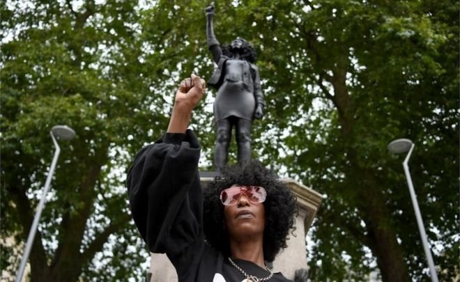 İngiltere'de köle tacirinin heykelinin yerine protestocunun heykeli dikildi