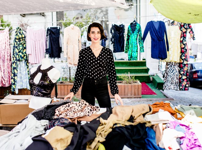 İşinden istifa edip pazarda kıyafet satmaya başlayan 24 yaşındaki Zeynep Tilki: 'Ayrımcılığı yaşamadığımız hiçbir yer yok neredeyse'