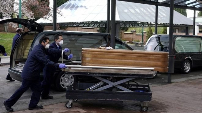 İspanya'da çalışanlar huzurevlerini terk etti, yaşlılar yataklarında ölü bulundu