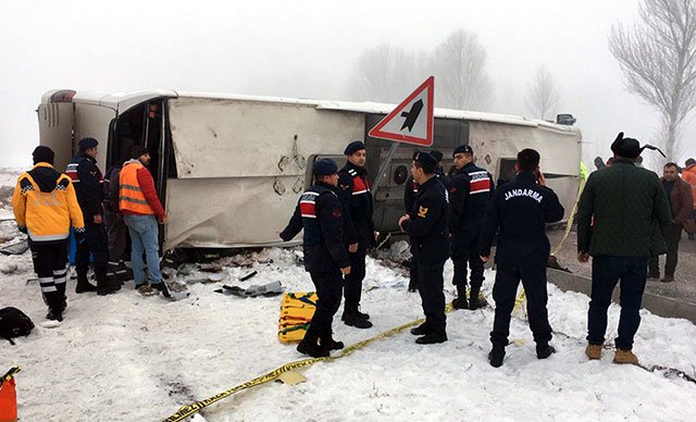 Isparta'da yolcu otobüsü devrildi: 29 yaralı