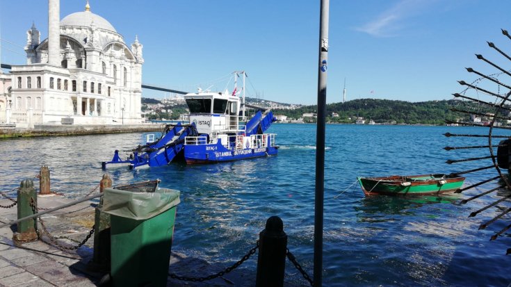 İstanbul'da denizlerdeki lodos kaynaklı kirlilik temizlendi