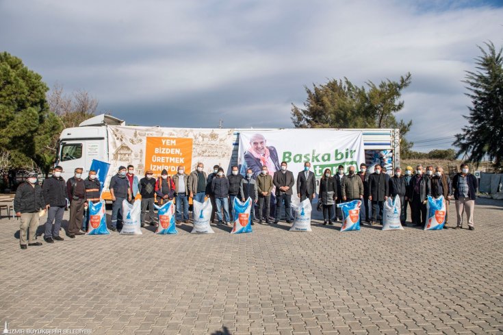 İzmir Büyük Büyükşehir Belediyesi'nden hayvan üreticilerine yem desteği