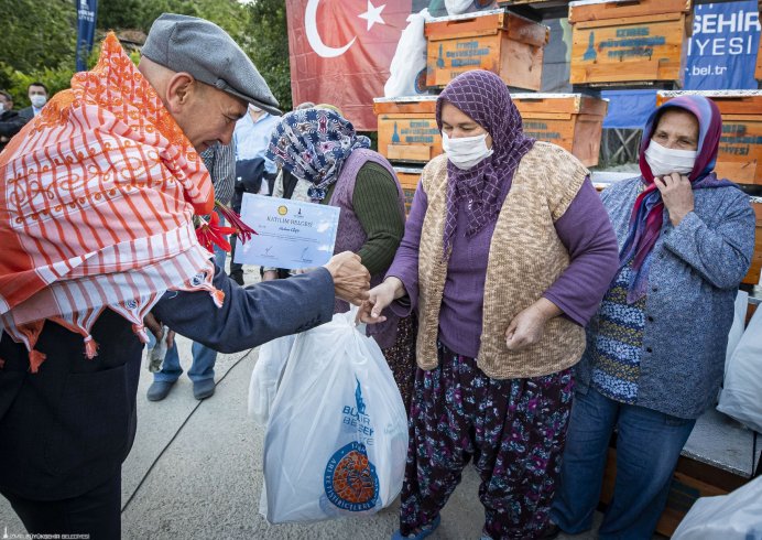 İzmir Büyükşehir Belediyesi, 2 bin 203 üreticiye, 9 bin 890 adet kovan ve arı malzemeleri dağıttı